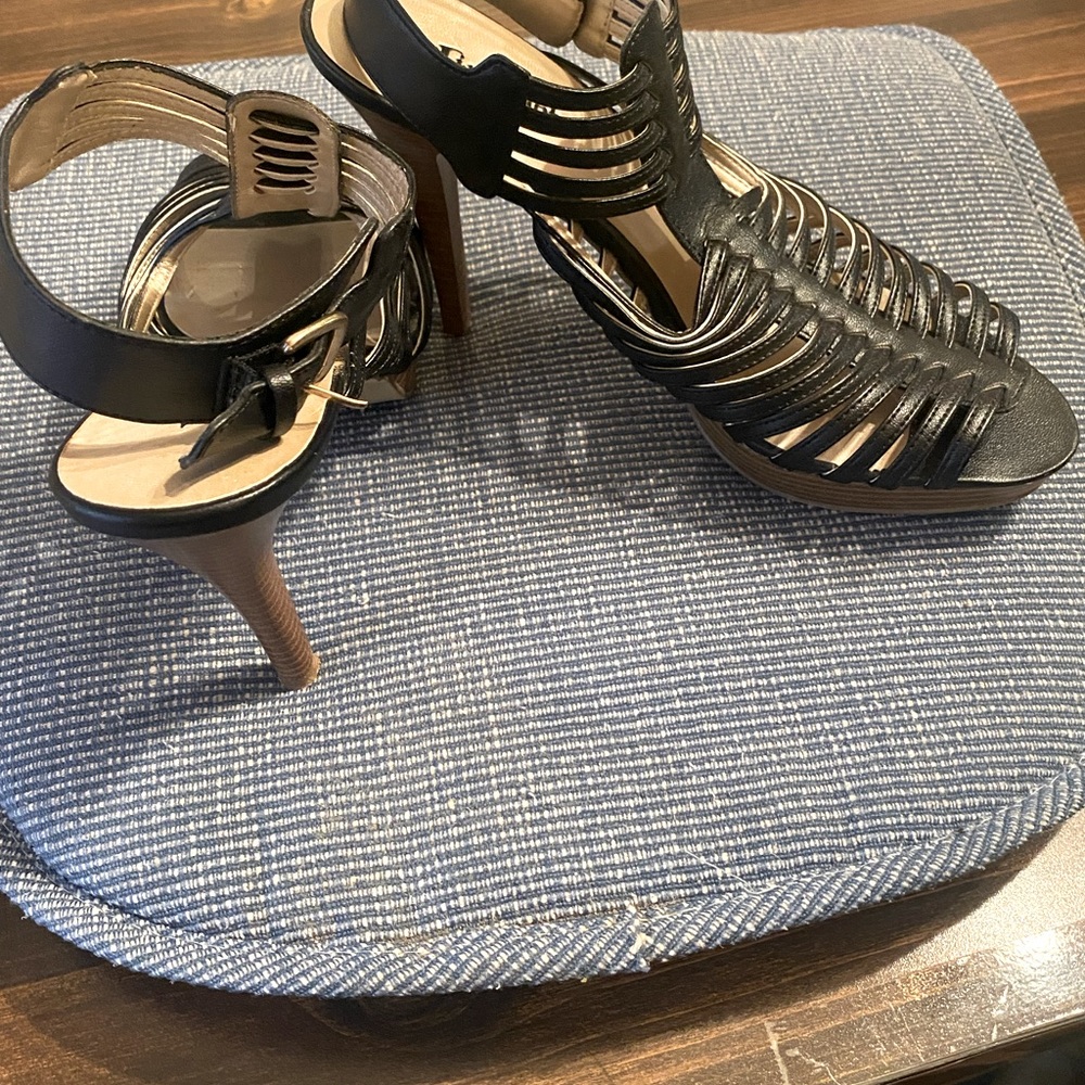 This is a semi-platform black heel. A size 9. It’s designer is Limelight.